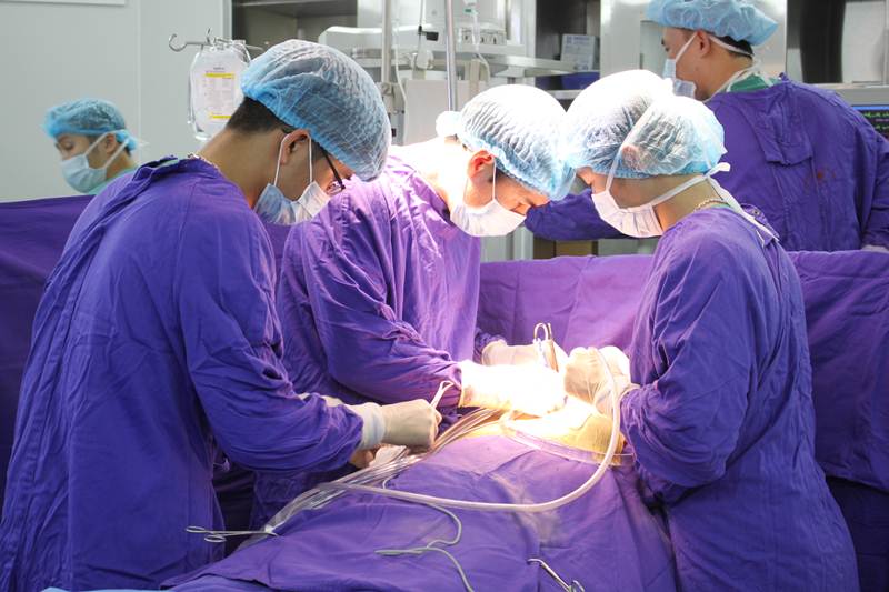 Các bác sỹ Bệnh viện Đa khoa tỉnh thực hiện phẫu thuật tim hở.