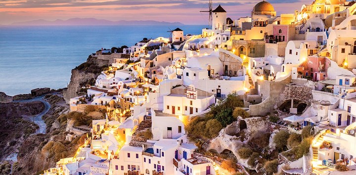 Santorini, Hy Lạp. Nếu bạn muốn khám phá đất nước Địa Trung Hải này thì mùa đông là thời gian tốt nhất để đi. Bạn không thể ngâm mình trên biển dưới ánh nắng nhưng bạn vẫn sẽ có được những giây phút lãng mạn và các chuyến bay giá rẻ.