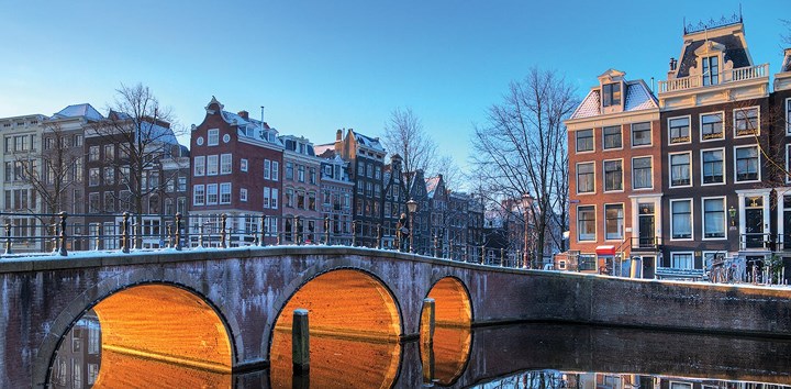 Amsterdam, Hà Lan. Thành phố này có khung cảnh tuyệt đẹp, thậm chí còn đẹp hơn nữa bởi sự có mặt của lớp tuyết phủ trên những cây cầu có đèn, những cối xay gió, thưởng thức bia địa phương, nhiều viện bảo tàng và hàng loạt các chương trình giảm giá lớn trong mùa đông.