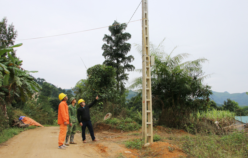 Nhân viên Công ty Điện lực Ba Chẽ trao đổi với người dân xã Đồn Đạc nắm tình hình sử dụng điện lưới trên địa bàn.
