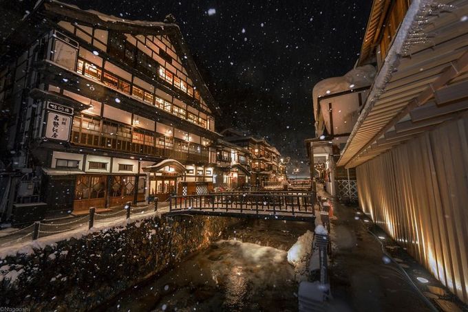 Với những ngôi nhà có kiến trúc cổ xưa nằm san sát, Ginzan Onsen tạo cho du khách cảm giác ấm áp, phảng phất không khí thời đại Taisho khi bùng nổ văn hóa, trào lưu phương Tây ở Nhật.