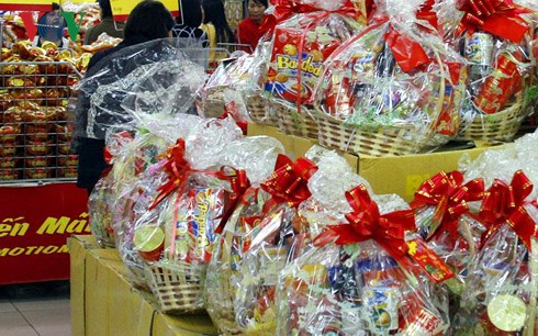 Bánh kẹo hàng nội, hàng ngoại đua nhau cạnh tranh tại các siêu thị, cửa hàng mini.