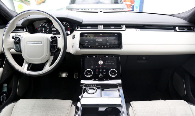 Nội thất của một chiếc Range Rover Velar. Ảnh: Digitaltrends.