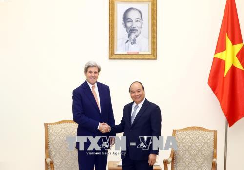 Thủ tướng Nguyễn Xuân Phúc tiếp cựu Ngoại trưởng Hoa Kỳ John Kerry. Ảnh: TTXVN