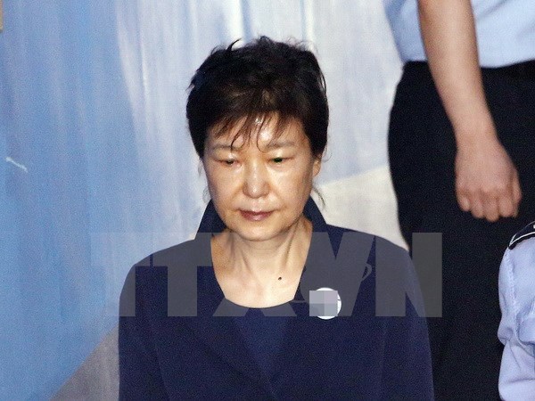 Cựu Tổng thống bị phế truất Park Geun-hye được áp giải tới tòa án quận trung tâm Seoul ngày 29/5/2017. (Nguồn: YONHAP/ TTXVN)