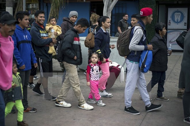 Người di cư tìm kiếm khả năng nhập cư vào Mỹ, chờ đợi tại khu vực Tijuana thuộc biên giới Mỹ - Mexico ngày 12/11/2017. (Nguồn: AFP/TTXVN)