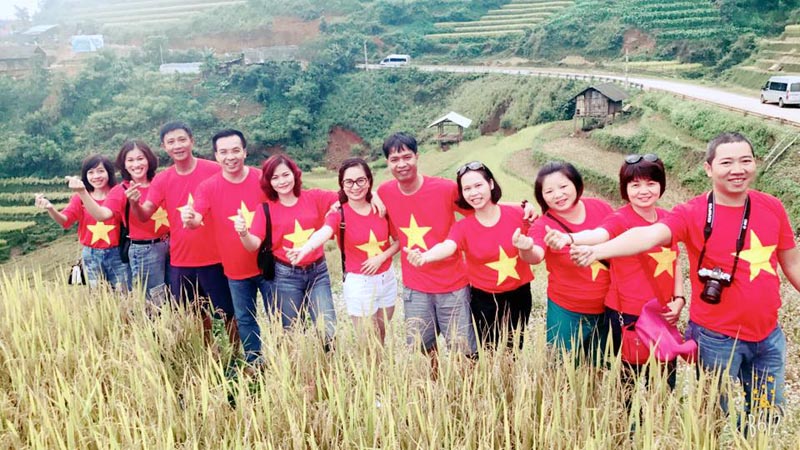 Nguyễn Hải Sơn- người đứng đầu bên phải cùng các bạn tham gia hoạt động du lịch trải nghiệm tại Bình Liêu