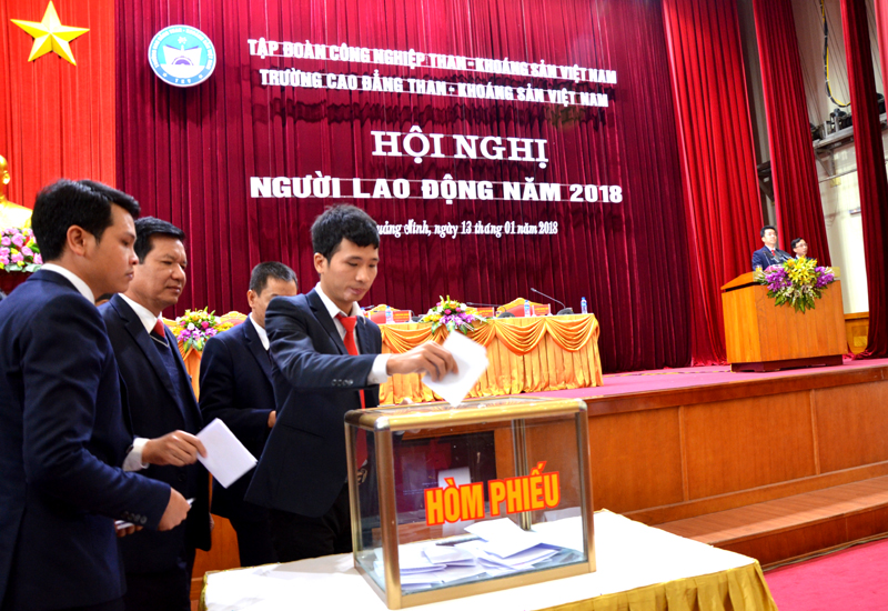 Cán bộ, công nhân viên trường CĐ Than - Khoáng sản Việt Nam bỏ phiếu tín nhiệm đối với cán bộ quản lý của trường năm 2017