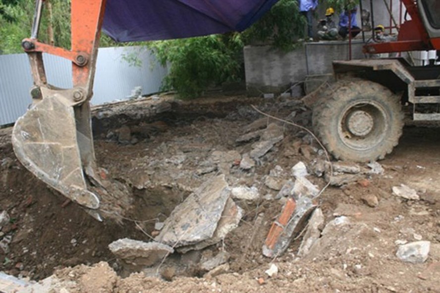 Khai quật hố chôn chất thải độc hại tại Cty CP Nicotex Thanh Thái (huyện Cẩm Thủy, tỉnh Thanh Hóa).Ảnh: TL