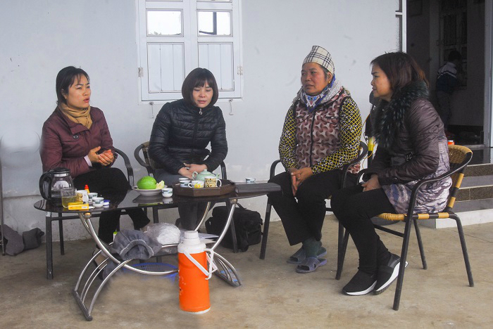 Cán bộ Phụ nữ xã Quảng Thành và huyện Hải Hà đến thăm, động viên gia đình chị Lê Thị Thảo (ngoài cùng, bên trái).