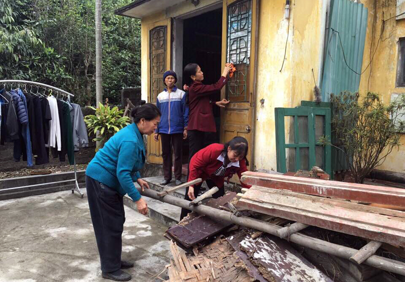 Chi hội phụ nữ khu 2, phường Hà Trung, TP Hạ Long dọn dẹp nhà cửa giúp hội viên cận nghèo Nguyễn Thị Thanh tại tổ 17, khu 2.