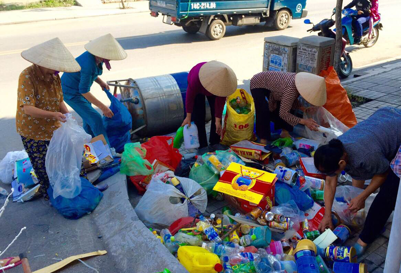 Chi hội phụ nữ khu 2, phường Hà Trung, TP Hạ Long phân loại, thu gom và bán phế liệu cũ để gây quỹ giúp đỡ trẻ em nghèo. 