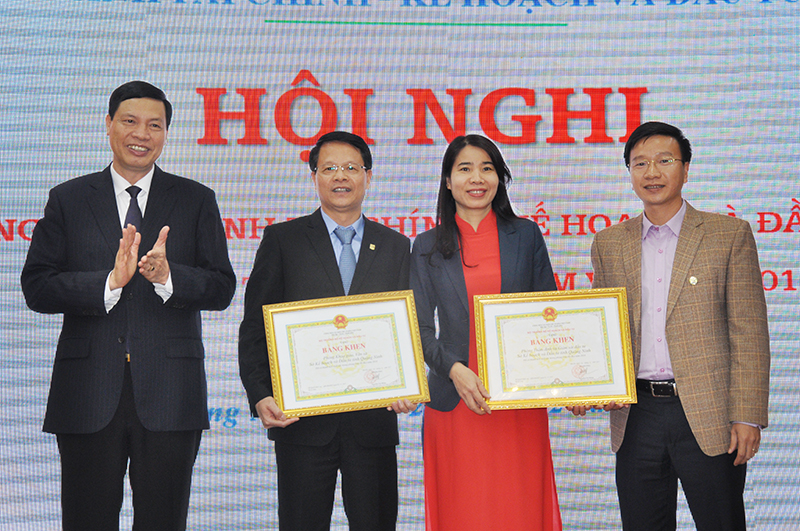 Chủ tịch UBND tỉnh Nguyễn Đức Long trao tặng bằng khen của Bộ KH&ĐT cho các tập thể có thành tích xuất sắc trong công tác và phong trào thi đua của Sở KH&ĐT (Ảnh chụp ngày 26/12/2017)