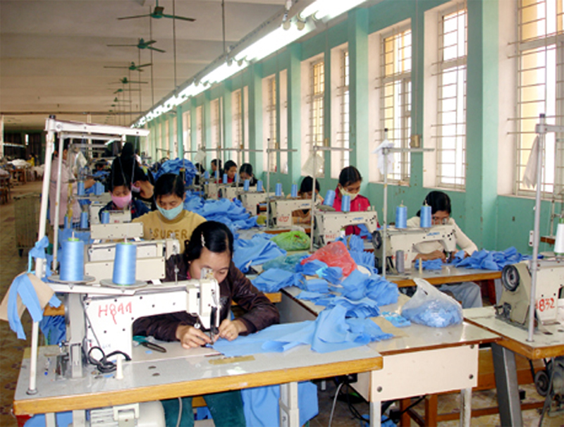 Sản xuất tại Công ty CP May Quảng Ninh- một trong những đơn vị vẫn còn nợ đọng BHXH.