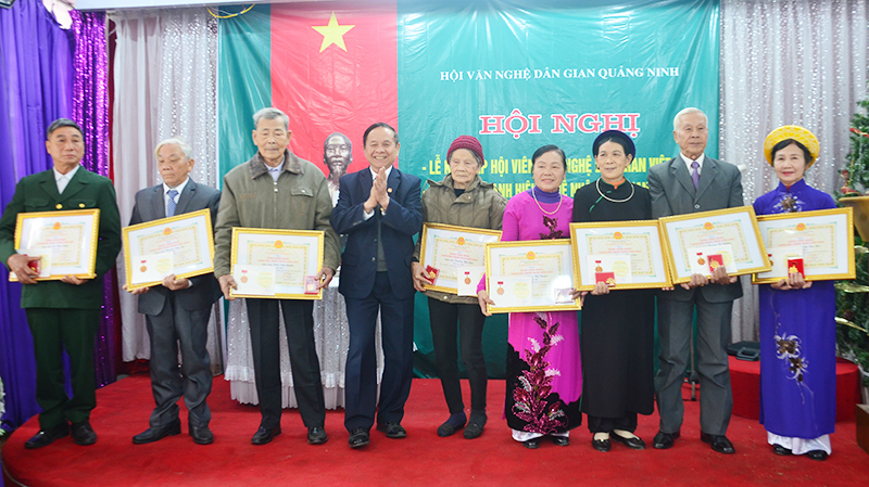 Các cá nhân được trao tặng bằng Nghệ nhân dân gian Việt Nam.