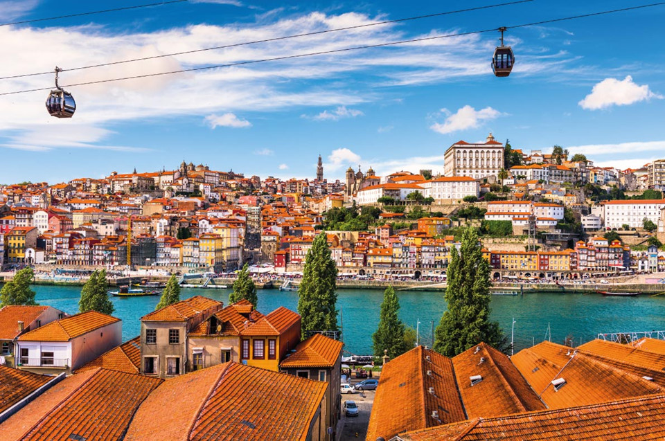 Porto, Bồ Đào Nha: Porto là điểm đến thu hút du khách quanh năm và được xếp hạng là một trong số các thành phố an toàn nhất trên thế giới, đồng thời cũng nằm trong danh sách những thành phố lãng mạn ở Châu Âu. Đến Porto, du khách có thể đi dạo qua những con phố nhỏ, ngắm nhìn thành phố từ trên cao bằng máy bay trực thăng, đi du thuyền trên sông Douro, thăm các hầm rượu hay đến thung lũng Douro. Ảnh: Sean Pavone.