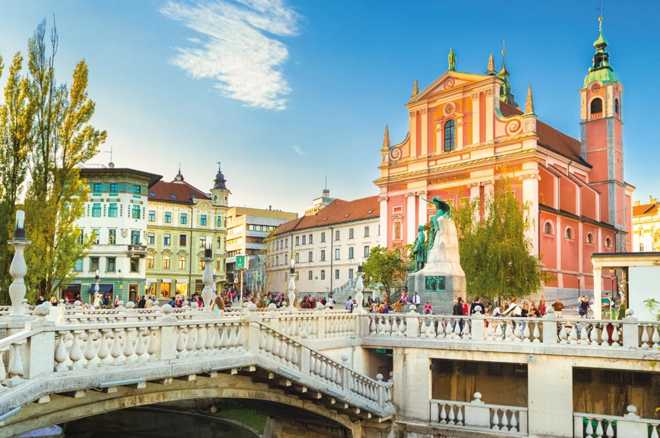 Ljubljana, Slovenia: Thủ đô của Slovenia xinh đẹp và giàu có như Vienna, đồng thời cũng đầy màu sắc và ấm cúng như một thành phố ở Địa Trung Hải, mang trong mình sự kết hợp độc đáo giữa truyền thống, lịch sử, hiện đại và sáng tạo. Nơi đây không chỉ là một trong những điểm đến lãng mạn nhất Châu Âu mà còn là địa điểm lý tưởng để ghé thăm vào mùa xuân. Ảnh: Matej Kastelic.