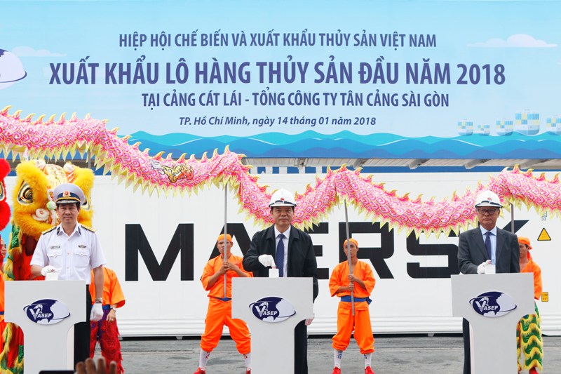 Bộ trưởng Bộ NN&PTNT Nguyễn Xuân Cường và các đại biểu bấm nút phát lệnh xuất khẩu lô hàng thủy sản đầu năm 2018. Ảnh: VGP/Mạnh Hùng