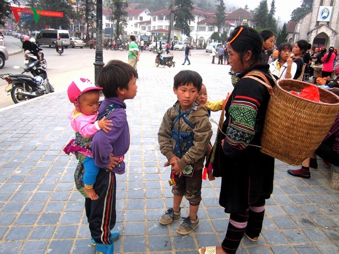   Xuống núi mưu sinh, những đứa trẻ ở Sa Pa mang trên mình bộ trang phục của dân tộc mình, tóc vàng hoe, khuôn mặt đầy nắng gió. 