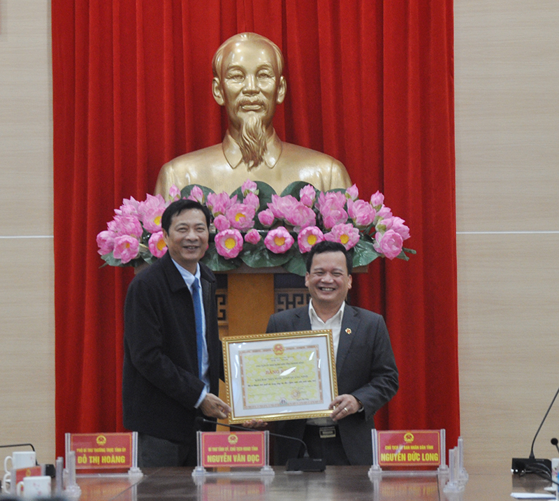 Bí thư Tỉnh ủy Nguyễn Văn Đọc tặng bằng khen UBND tỉnh cho tập thể KBNN tỉnh vì có thành tích xuất sắc trong công tác thu ngân sách năm 2017.