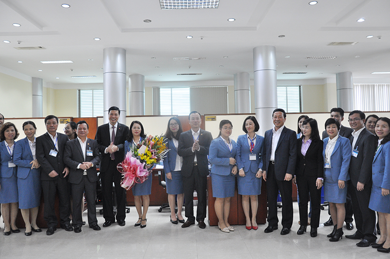 Chủ tịch UBND tỉnh Nguyễn Đức Long động viên cán bộ KBNN tỉnh những ngày làm việc cuối năm 2017.