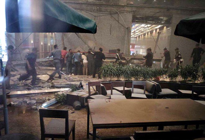 Tìm kiếm nạn nhân dưới đống đổ nát do sàn tầng 1 Sở Giao dịch Chứng khoán ở Jakarta bị sập ngày 15/1. (Nguồn: AFP)