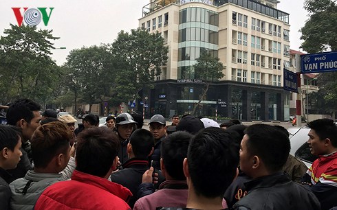 Rất đông lái xe tập trung tại khu vực trụ sở của Uber tại đường Vạn Phúc, Hà Nội.