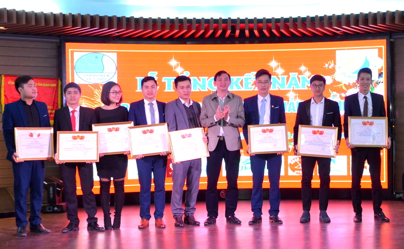 Đồng chí Lê Hùng Sơn, Bí thư Tỉnh trao tặng bằng khen cho các thành viên CLB Đầu tư và khởi nghiệp đã có hoạt động xuất sắc trong công tác hội năm 2017