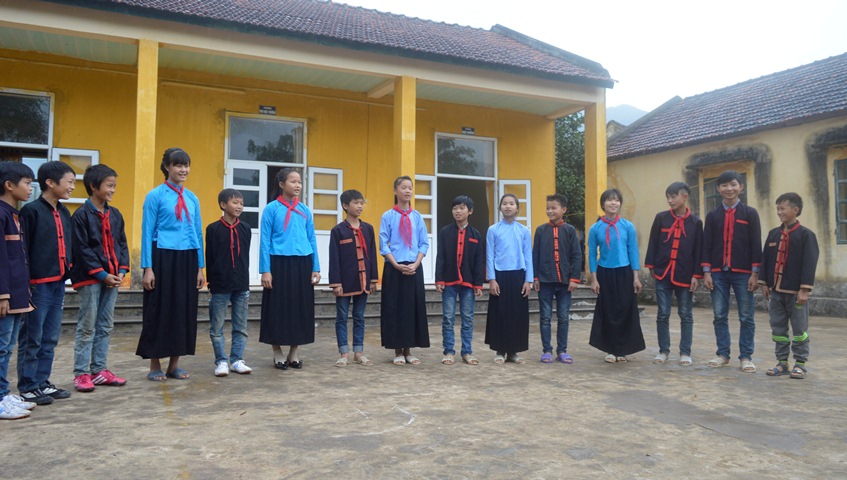 Học sinh xã Đại Thành được các nghệ nhân dạy hát sóong cọ.