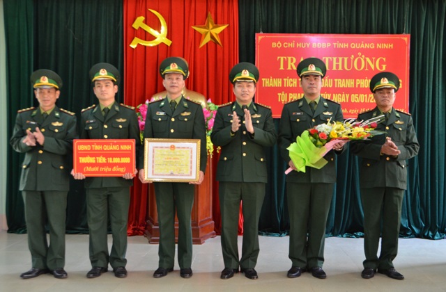Đại tá, Chính ủy Bộ Chỉ huy BĐBP tỉnh Trần Văn Bừng trao bằng khen cho CBCS Đồn Biên phòng Hải Hòa.
