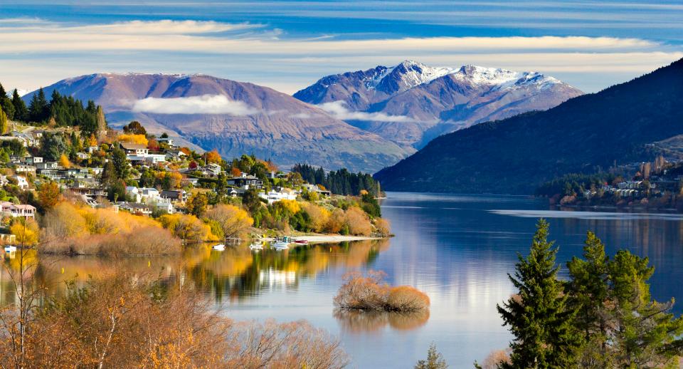 New Zealand  New Zealand đẹp như một viên ngọc lung linh và là những điểm dừng chân phổ biến của nhiều du khách trên khắp thế giới bởi những trải nghiệm văn hoá khác nhau và phong cảnh vô cùng ngoạn mục, có núi, có rừng và những ngôi lành thơ mộng với bầu không khí trong xanh, sạch sẽ.