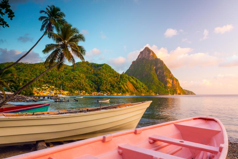 St Lucia  Hòn đảo St Lucia đã nằm trong danh sách hút khách nhất năm 2017 và năm 2018, các chuyên gia cũng đánh giá địa điểm này sẽ tiếp tục là điểm đến của nhiều du khách trên khắp thế giới bởi vẻ đẹp lung linh với những ngọn núi cao ngất phủ đầy canh xanh nằm sát ngay mặt nước biển xanh ngắt, những bãi cát vàng và những con thuyền nhỏ đủ màu sắc hấp dẫn du khách từ khắp mọi nơi.