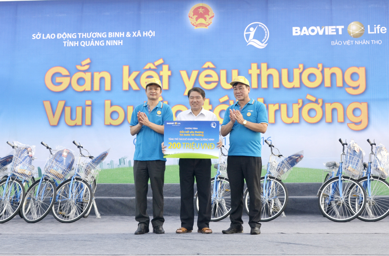 Bảo Việt Nhân thọ trao tặng 200 triệu đồng cho Quỹ bảo trợ trẻ em tỉnh trong chương trình 