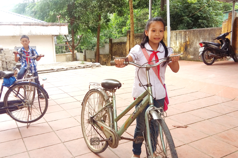 Nhờ được trao tặng học bổng và xe đạp, em Triệu Thị Điệp (Đồng Lâm, Hoành Bồ) có thêm động lực phấn đấu học tập tốt