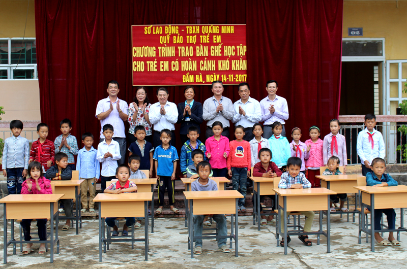 Quỹ bảo trợ trẻ em tỉnh trao tặng bàn ghế cho học sinh có hoàn cảnh khó khăn tại huyện Đầm Hà 