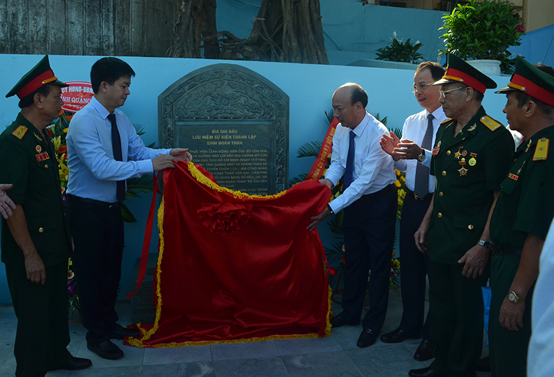 Lãnh đạo tỉnh, ngành Than và cựu chiến binh Binh đoàn Than dự lễ gắn bia ghi dấu sự kiện Binh đoàn Than tập kết ở bến phà trước giờ lên đường vào Nam chiến đấu.