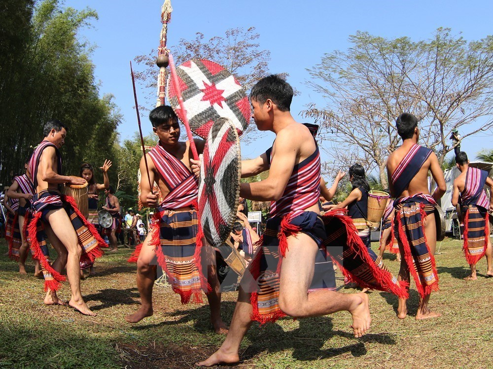 Đời sống tinh thần của người Xơ Đăng-Xơ Teng ở Tu Mrông (Kon Tum) luôn gắn liền với các hoạt động văn hóa lễ hội truyền thống, trong đó lễ bắc máng nước chứa đựng nhiều yếu tố văn hóa dân tộc. (Ảnh: Dương Giang/TTXVN)