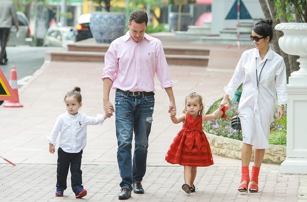 Mặc cho sự khác biệt giữa hai nền văn hóa Âu-Á, gia đình vợ chồng của “cô Bống” Hồng Nhung vẫn đầy ắp tiếng cười hạnh phúc
