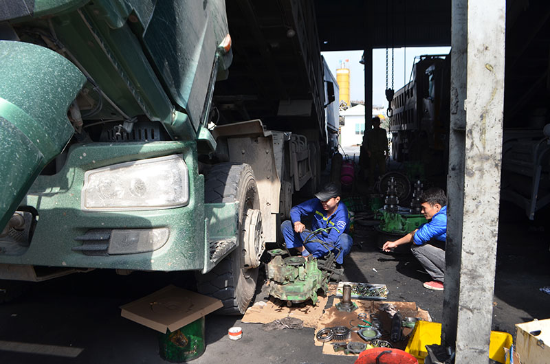 Sửa chữa ô tô tại Công ty CPTM Phúc Lân, CCN Hà Khánh (TP Hạ Long).