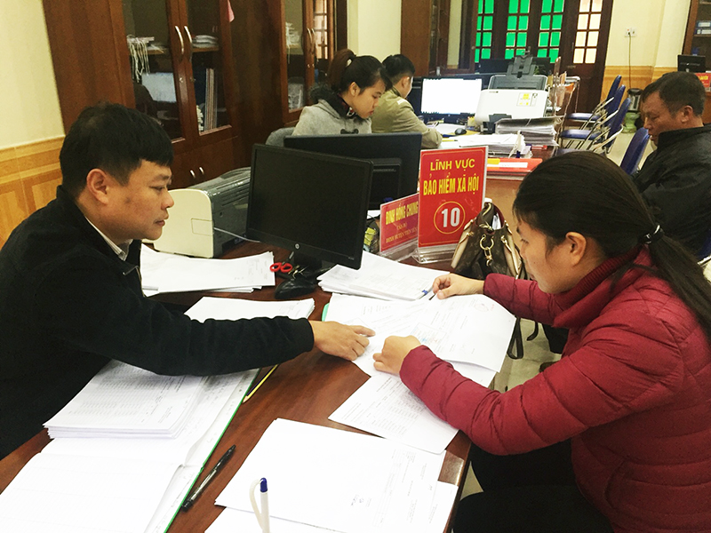 Cán bộ Trung tâm Hành chính công huyện Tiên Yên hướng dẫn người dân thực hiện thủ tục hành chính.