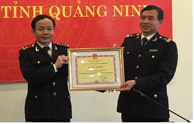 Thừa ủy quyền của Chủ tịch UBND tỉnh, lãnh đạo Cục Hải quan Quảng Ninh trao tặng bằng khen của UBND tỉnh cho CBCC Đội KSHQ số 2 về thành tích xuất sắc trong công tác đấu tranh chống buôn lậu năm 2017.  