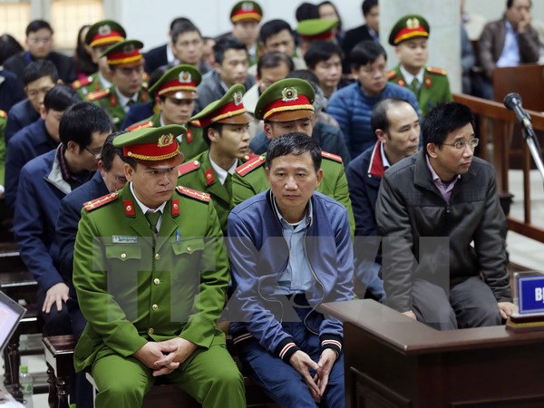 Bị cáo Trịnh Xuân Thanh và đồng phạm tại phiên tòa. (Ảnh: TTXVN)