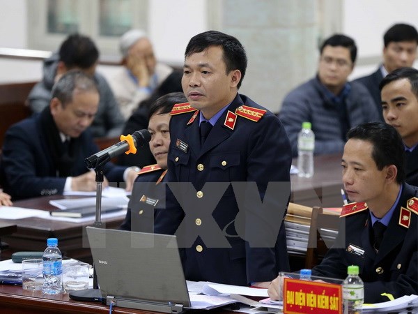 Ông Đào Thịnh Cường, Phó Viện trưởng Viện Kiểm sát nhân dân Thành phố Hà Nội đại diện Viện Kiểm sát nhân dân, đối đáp với các luật sư tại phiên tòa. (Ảnh: TTXVN)