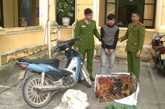 Nguyễn Văn Thành cùng tang vật bị cơ quan Công an bắt giữ