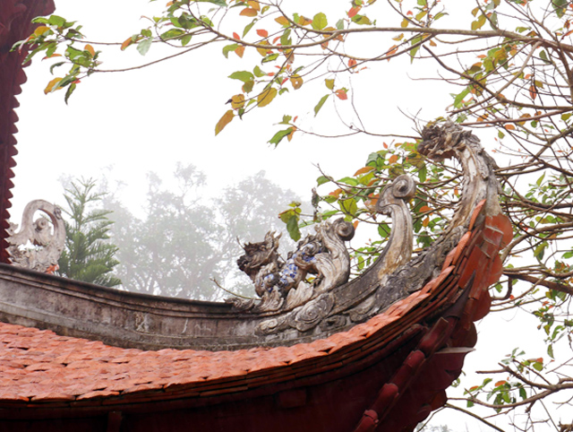 Núi Tam Ban thuộc huyện Chí Linh, tỉnh Hải Dương được biết đến với chùa Thanh Mai ngôi chùa linh thiêng của thiền phái Trúc Lâm. Thời gian gần đây, địa điểm này trở thành nơi thu hút khách du lịch với không gian ngập tràn của những cây phong đang mùa đổ lá đỏ xung quanh chùa vào mùa đông.
