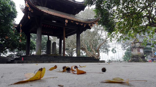 Thời gian gần đây, địa điểm này trở thành nơi thu hút khách du lịch với không gian ngập tràn của những cây phong đang mùa đổ lá đỏ xung quanh chùa vào mùa đông.