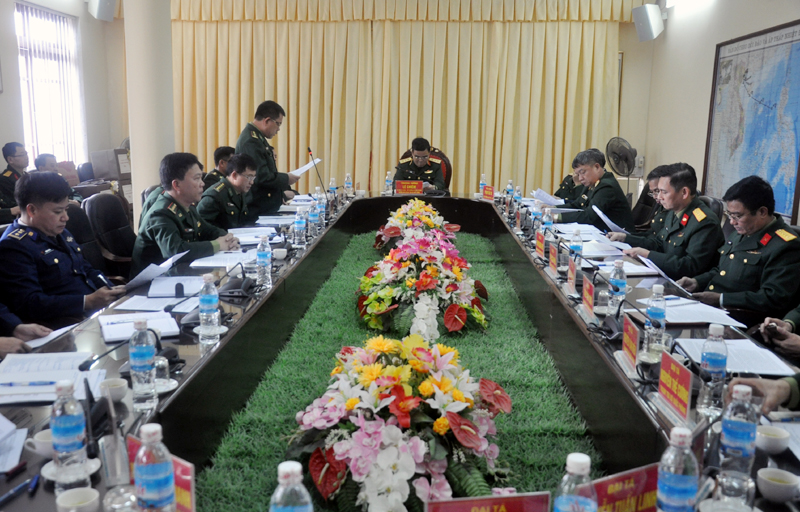 Lãnh đạo Bộ Chỉ huy Bộ đội Biên phòng tỉnh Quảng Ninh báo cáo khái quát kết quả thực hiện nhiệm vụ của đơn vị trong năm 2017