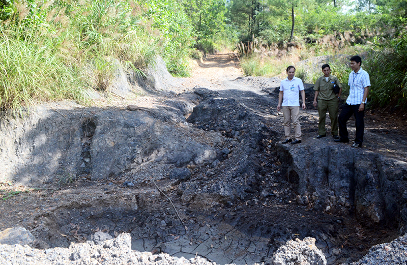 Cán bộ phường Thanh Sơn, TP Uông Bí, kiểm tra khu vực Đống Nủi, nơi từng xảy ra tình trạng khai thác than trái phép.