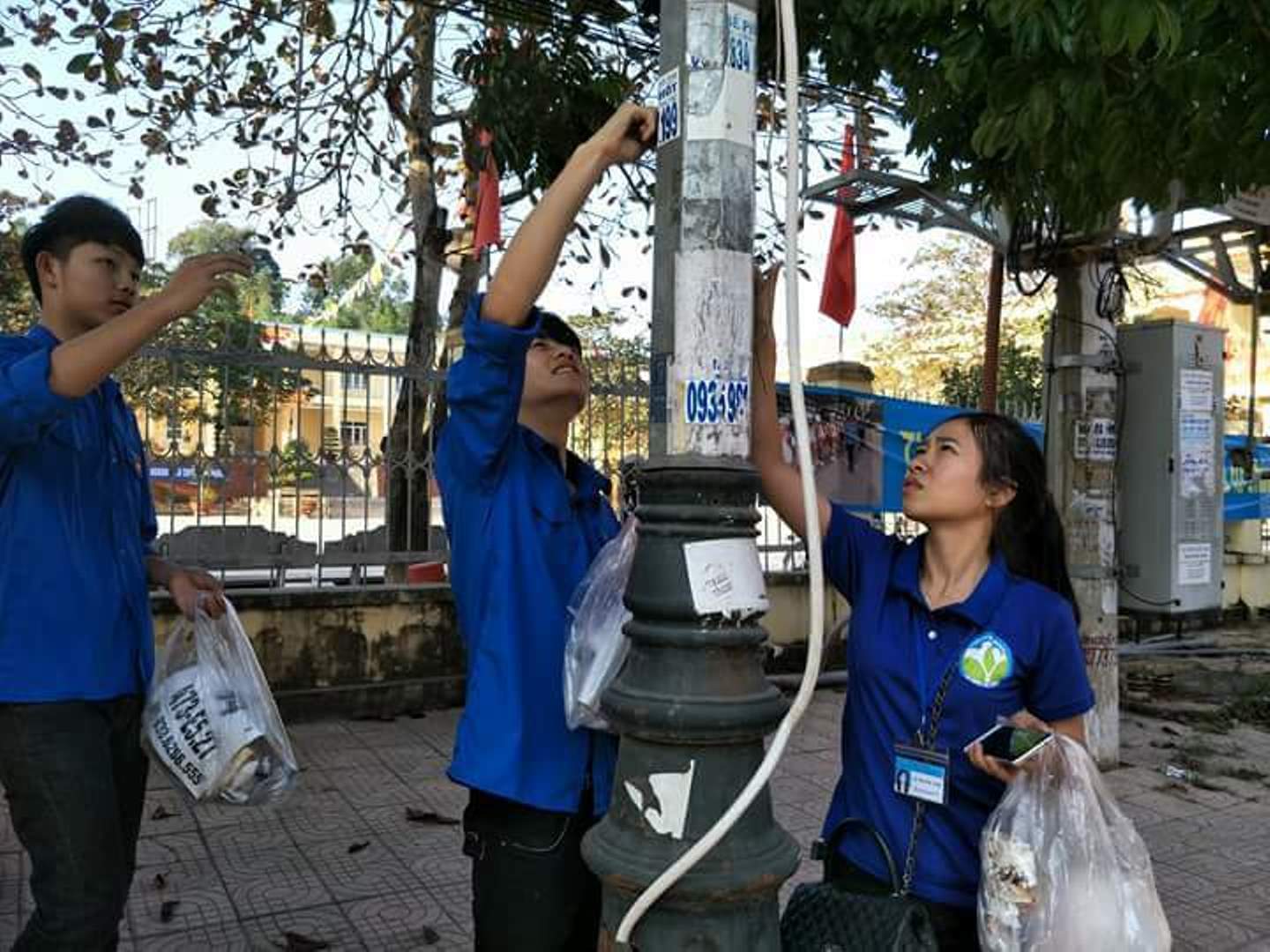 Đoàn viên thanh niên trên địa bàn huyện Vân Đồn tham gia bóc xóa quảng cáo bẩn tại thị trấn Cái Rồng