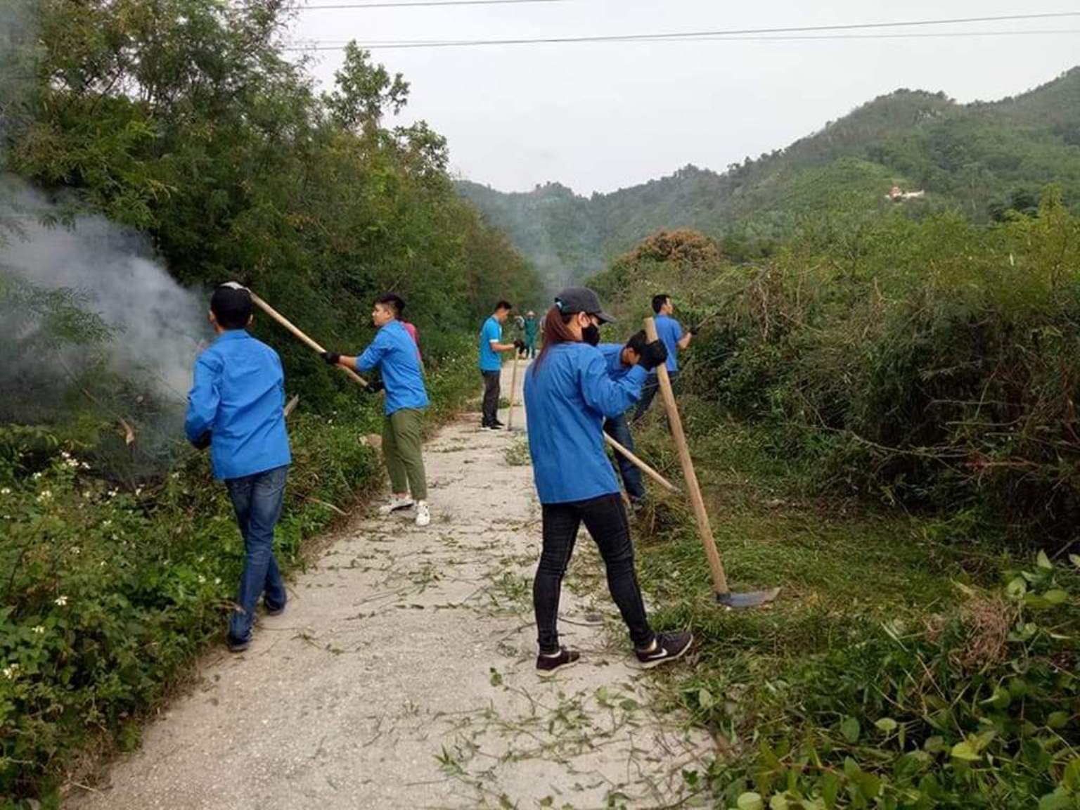 Huyện Đoàn Vân Đỗn hỗ trợ người dân thôn Đông Hải, xã Đông Xã dọn dẹp vệ sinh, phát quang bụi rậm tại cảnh quan môi trường xanh-sạch-đẹp